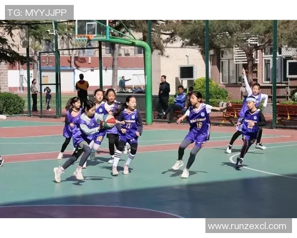 学校购置篮球与足球提升学生体育活动参与度与团队合作精神